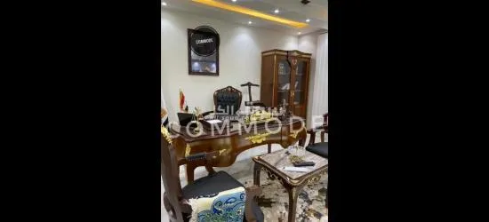 مكتب كلاسيك 5درج خشب زان احمر رماني مطعم نحاس مع كراسي جلد مستورد كابوتونيه
