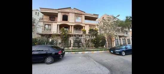 شقه للبيع في التجمع الخامس الثاني نمره من مجمع البنوك موقع مميز جدا - 2