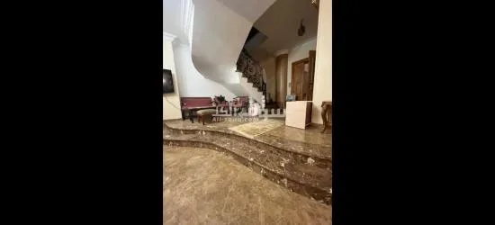 شقه للبيع في التجمع الخامس الثاني نمره من مجمع البنوك موقع مميز جدا - 3