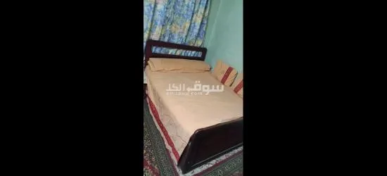 سرير خشب زان بالملل ومرتبتين قطن وتسريحه ودولاب للبيع - 4