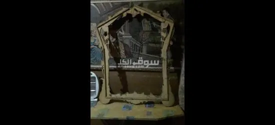 برواز مراه خالي من المراه على شكل فرع شجره