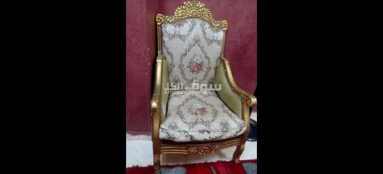 صالون مذهب كنبتان وكرسيان