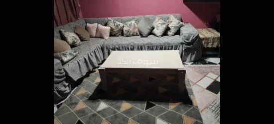 ترابيزه عموله خشب وعليها رخامه127في66