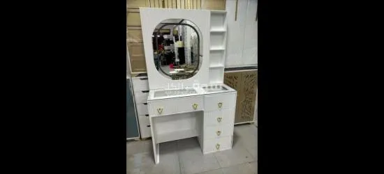 عرض متر  ارتفاع التسريحه فقط ٨٥ سم  ارتفاع التسريحة كلها ١٨٠ سم  عمق ٤٢ سم  الادراج علي مجري استالس - 2