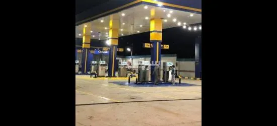 عامل فى بنزينه