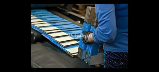 عامل إنتاج مصنع كرتون