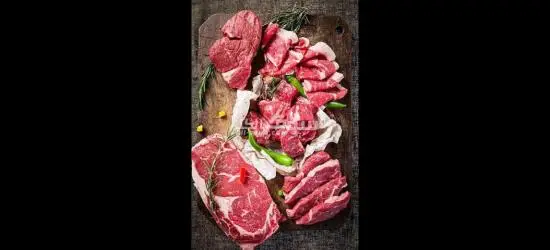 عمال انتاج لمصنع لحوم وأطياب وبانيه