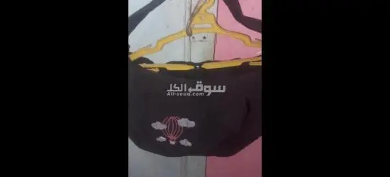 شنطه كتف سوداء فيها رسمه من الخارج وجيوب الداخل بناتي قماش