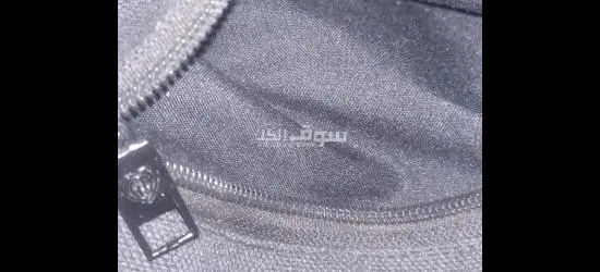شنطه كتف سوداء فيها رسمه من الخارج وجيوب الداخل بناتي قماش - 4