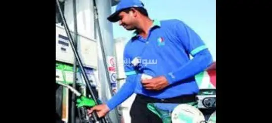 عمال تفويل سيارات بالعبور